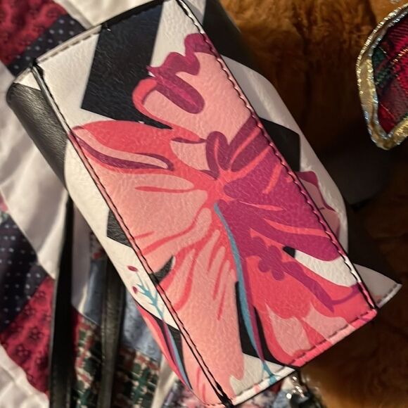 CANDIE'S Black & White zig-zag mini-purse w/pink flowers, Bryant bow, 3 sections - Picture 12 of 13